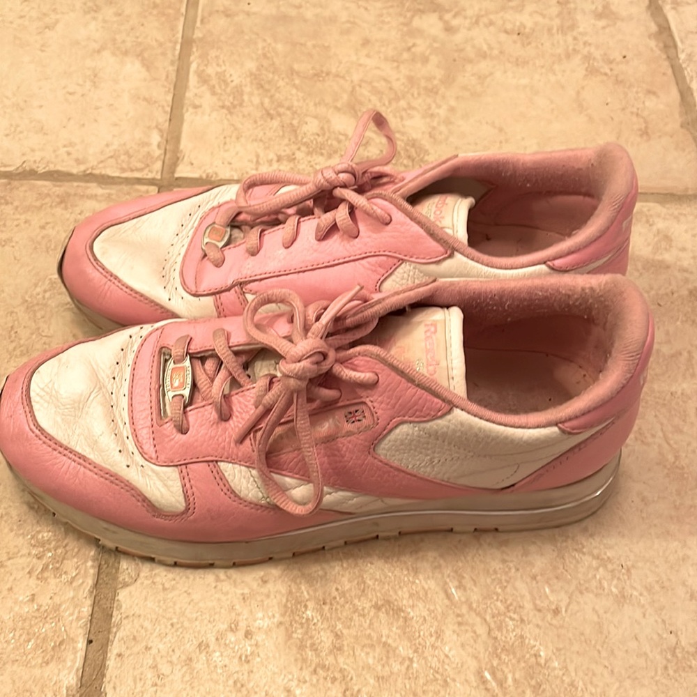 Women’s Reebok tennis shoes